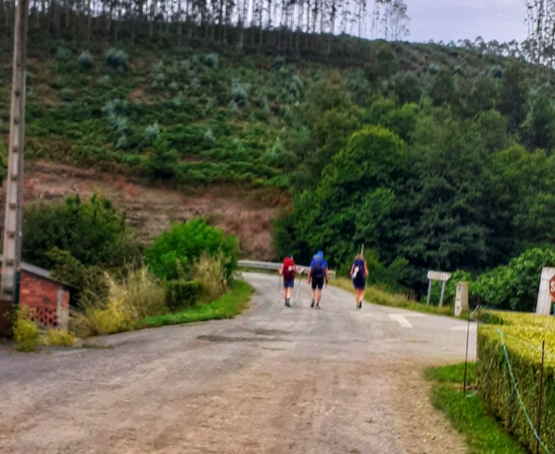 Peregrinos saliendo de Ribadeo a Lourenzá