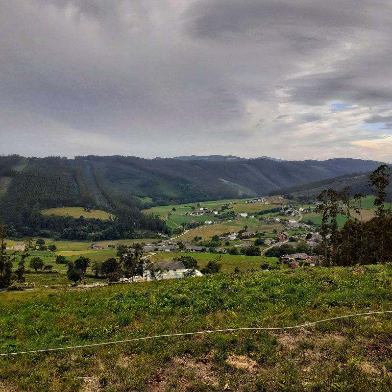 Nubes y montañas asturianas desde Galicia