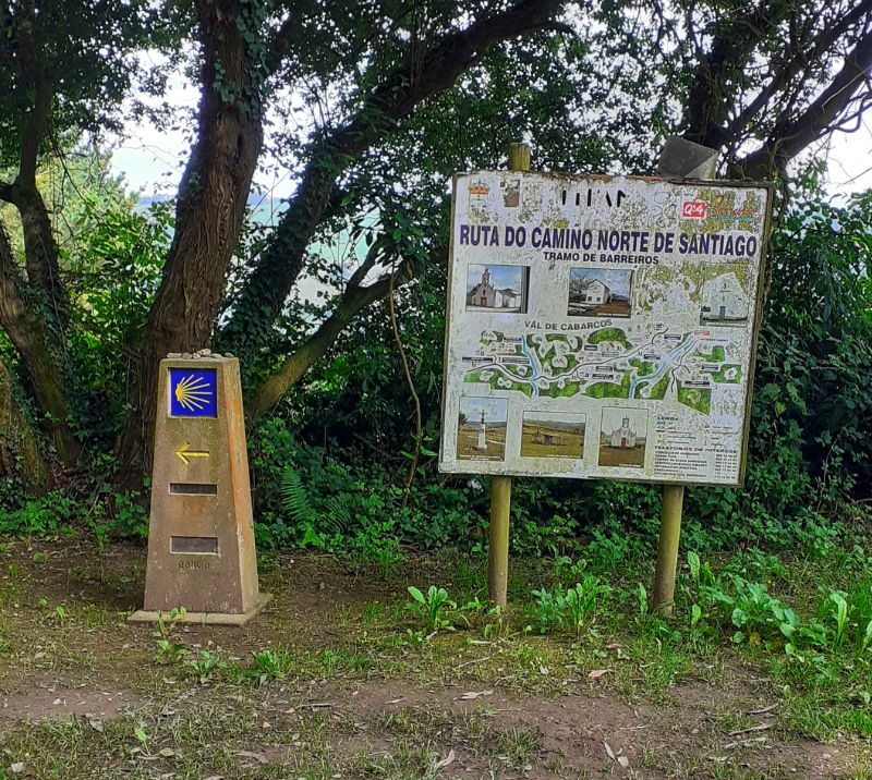 Cartel con la ruta del Camino Norte por Barreiros