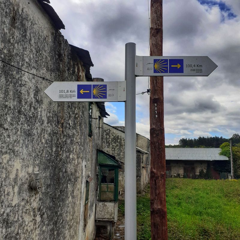 Señales de caminos a Santiago en Bahamonde, Lugo