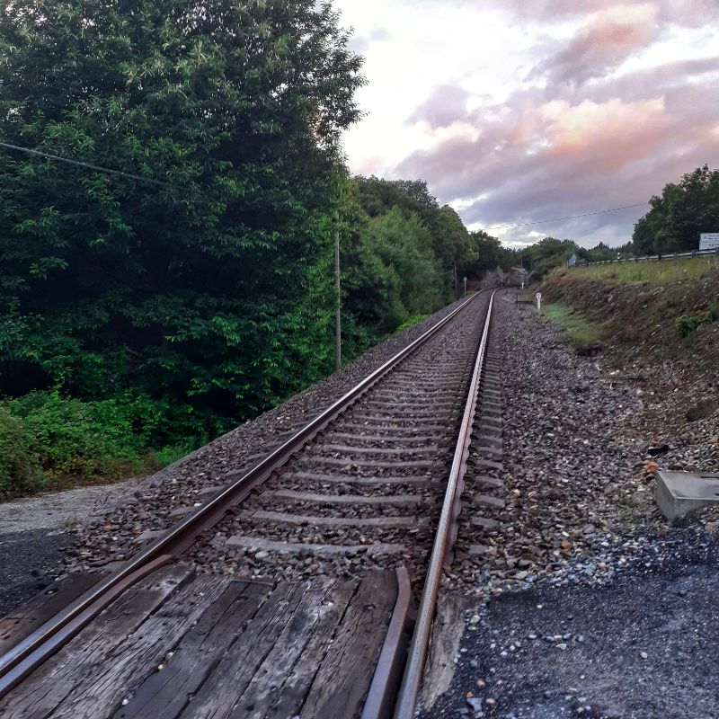 Vías de tren hacia La Coruña en Bahamonde