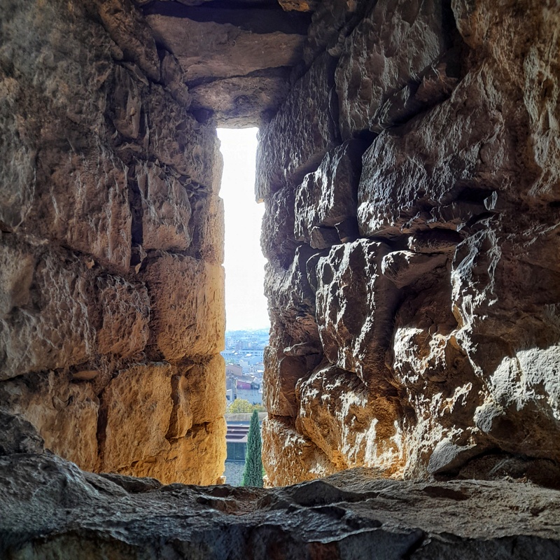 Aspillera de la muralla de Gerona